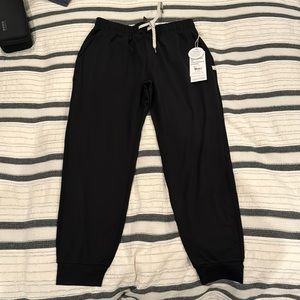 Vuori Performance Jogger size small NWT